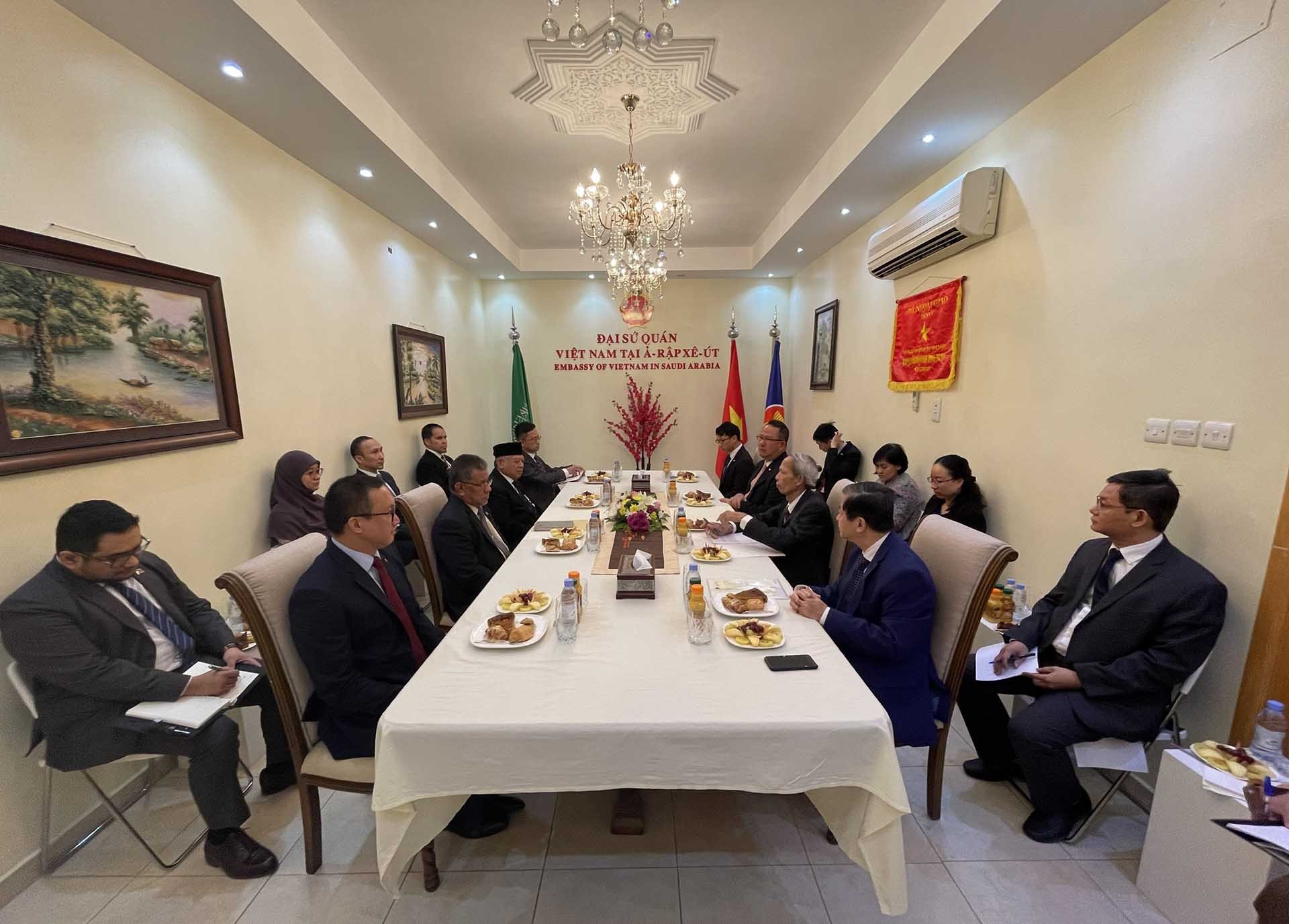 Đại sứ Đặng Xuân Dũng chủ trì cuộc họp ARC lần thứ 2.