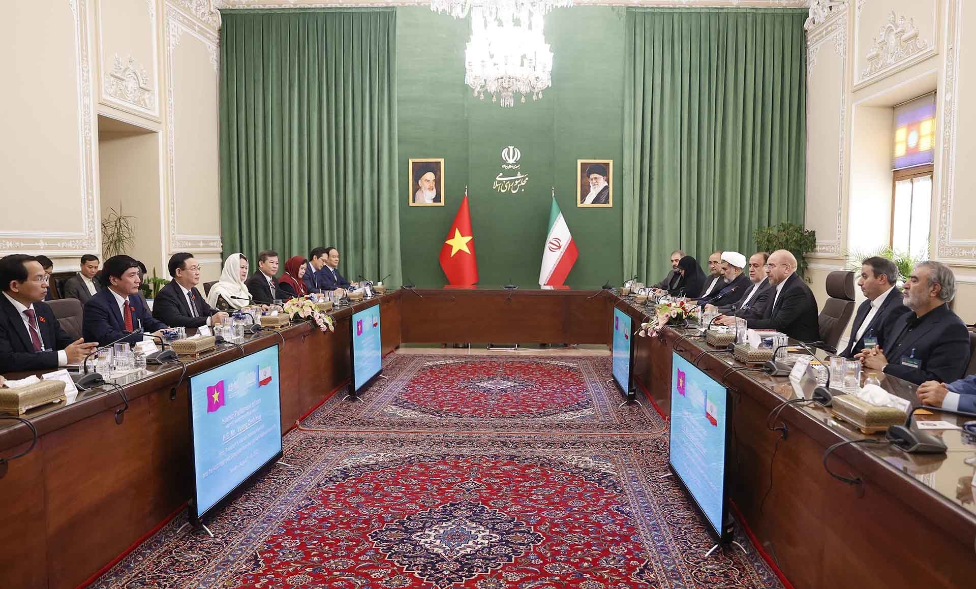 Quang cảnh hội đàm giữa Chủ tịch Quốc hội Vương Đình Huệ với Chủ tịch Quốc hội Iran Mohammad Bagher Ghalibaf. (Nguồn: TTXVN) Quang cảnh hội đàm giữa Chủ tịch Quốc hội Vương Đình Huệ với Chủ tịch Quốc hội Iran Mohammad Bagher Ghalibaf. (Nguồn: TTXVN)