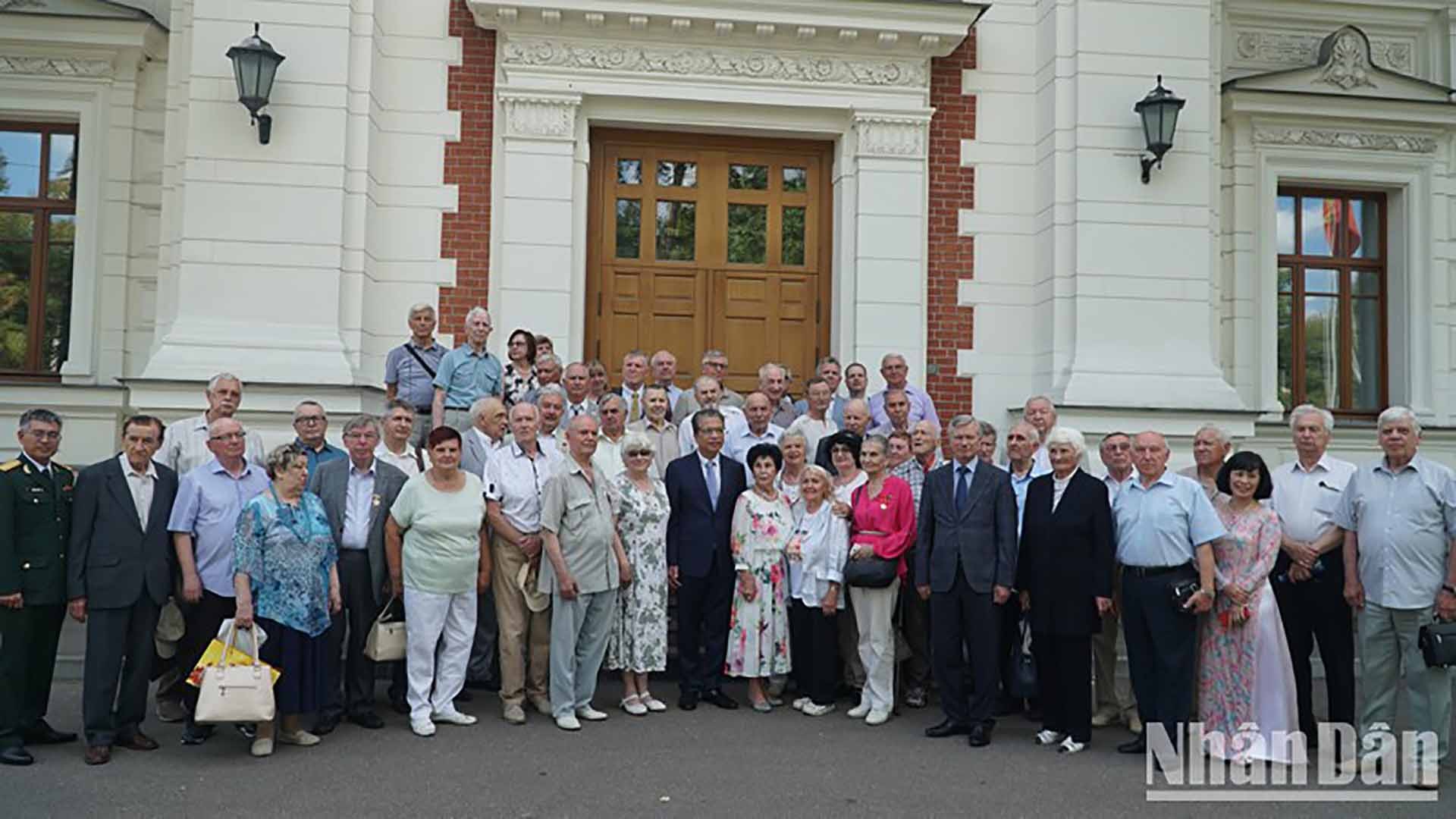 Đại sứ Đặng Minh Khôi và các đại biểu chụp ảnh kỷ niệm. (Nguồn: nhandan.vn)