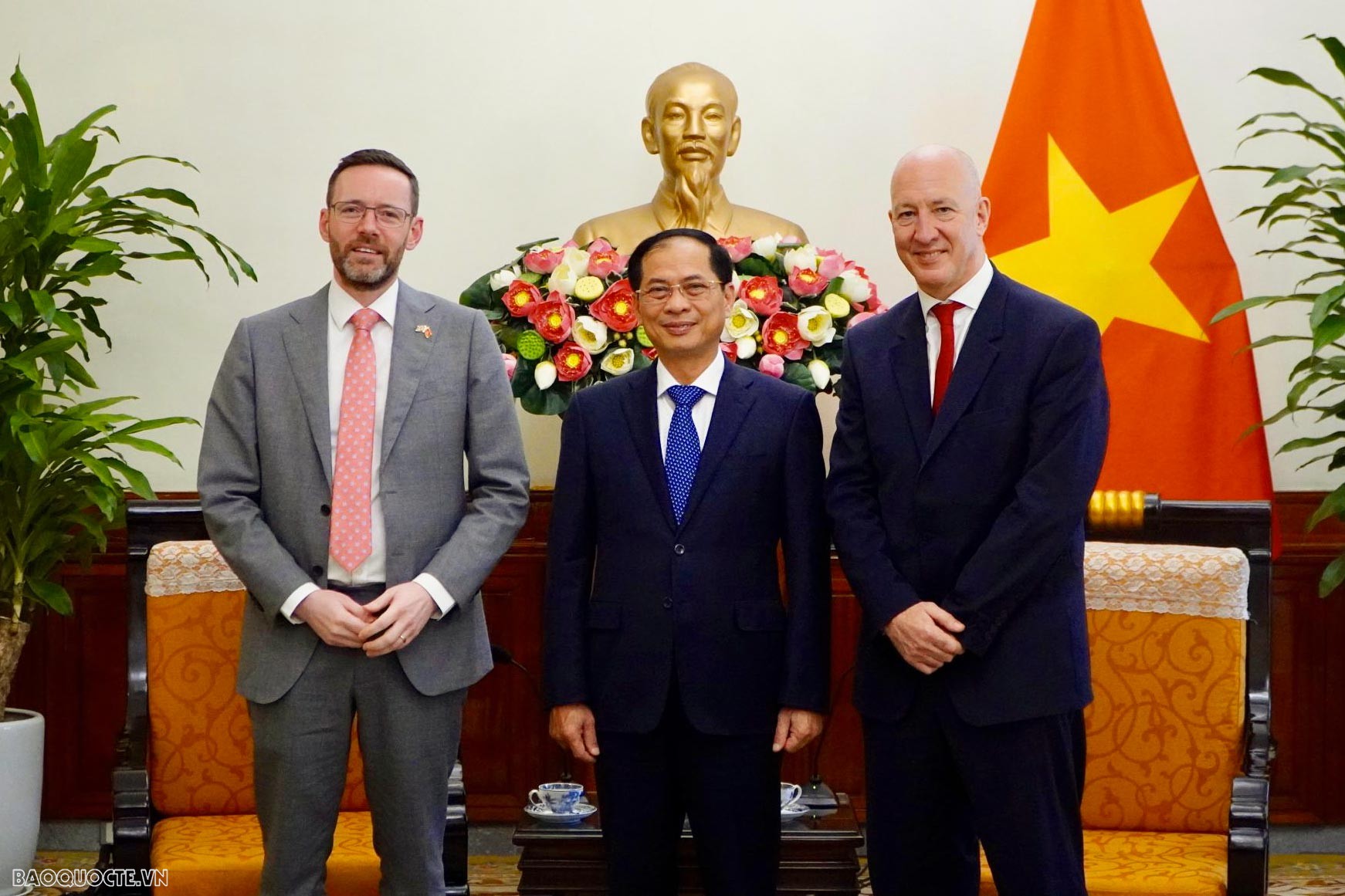 Bộ trưởng Ngoại giao Bùi Thanh Sơn tiếp Chủ tịch Mạng lưới Hữu nghị Việt Nam - Anh Mark Kent Bộ trưởng Ngoại giao Bùi Thanh Sơn tiếp Chủ tịch Mạng lưới Hữu nghị Việt Nam - Anh Mark Kent