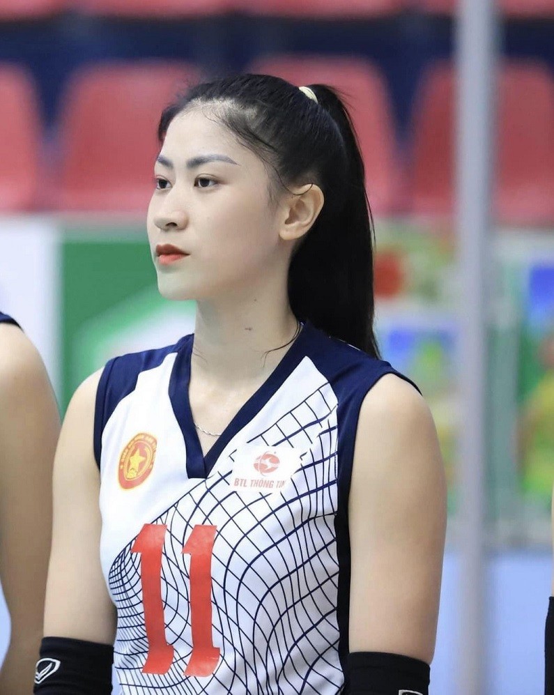 Hoàng Thị Kiều Trinh sinh năm 2001, quê Quảng Bình. Kiều Trinh sinh ra trong gia đình khó khăn, bố mất sớm, khiến tuổi thơ thiếu thốn hơn bạn bè đồng trang lứa. Nhưng đó chính là động lực giúp tay đập 22 tuổi không ngừng nỗ lực, hoàn thiện bản thân để trở thành một trong những trụ cột của tuyển bóng chuyền nữ Việt Nam.