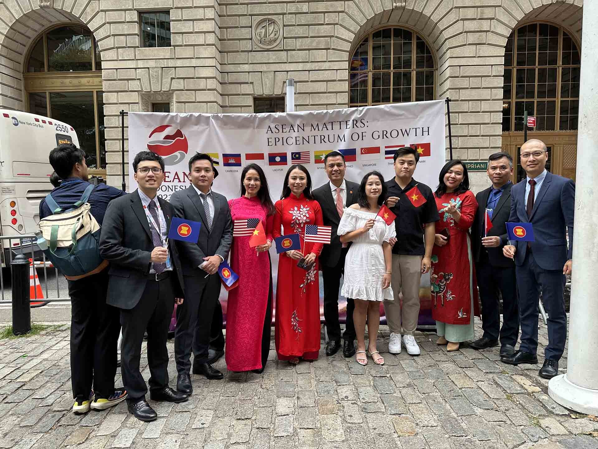 Đại sứ Đặng Hoàng Giang cùng cán bộ Phái đoàn thường trực Việt Nam tại Liên hợp quốc và đại diện cộng đồng người Việt Nam tại thành phố New York. Đại sứ Đặng Hoàng Giang cùng cán bộ Phái đoàn thường trực Việt Nam tại Liên hợp quốc và đại diện cộng đồng người Việt Nam tại thành phố New York.