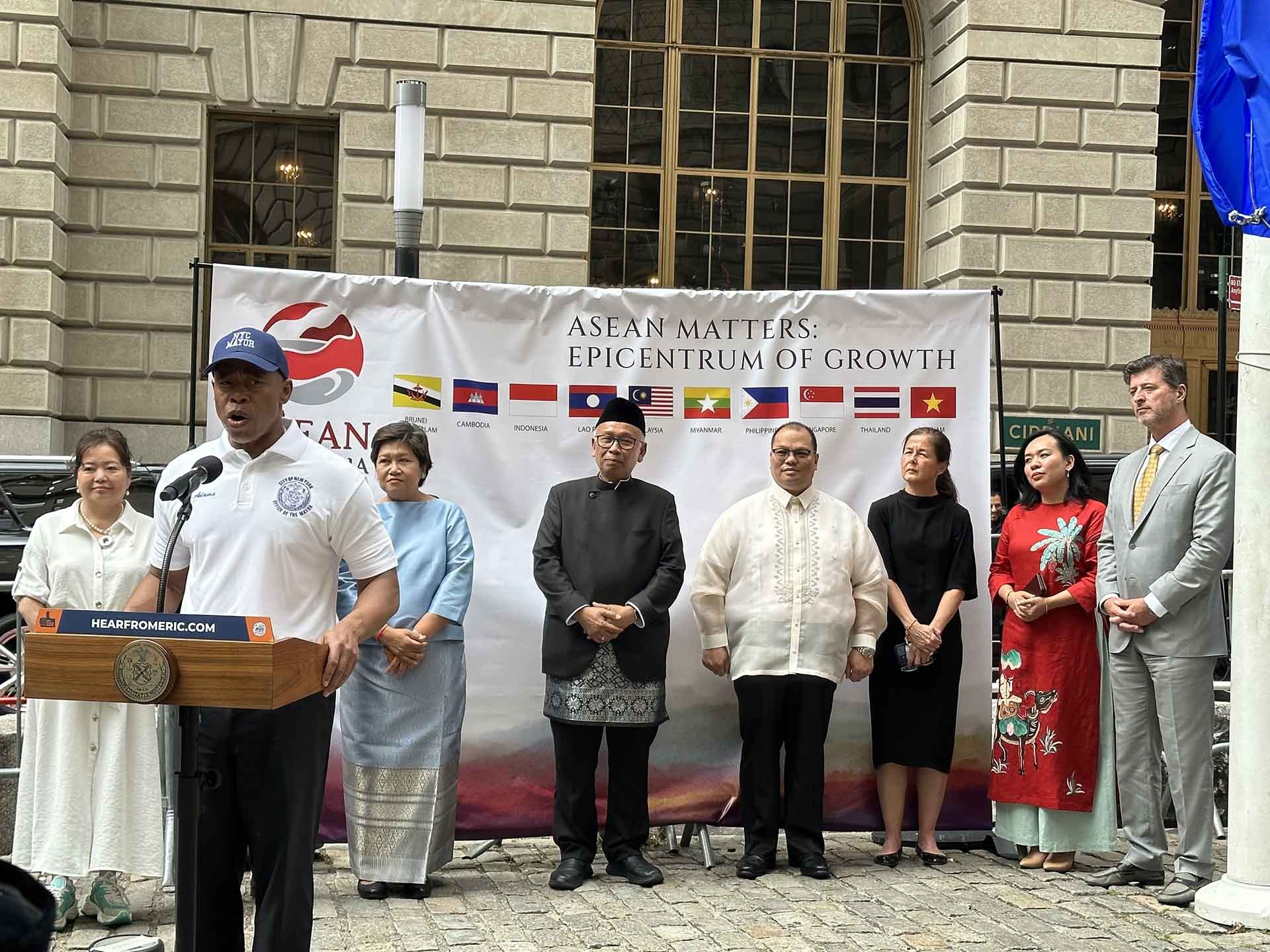 Thị trưởng thành phố New York Eric Adams phát biểu chào mừng. Thị trưởng thành phố New York Eric Adams phát biểu chào mừng.