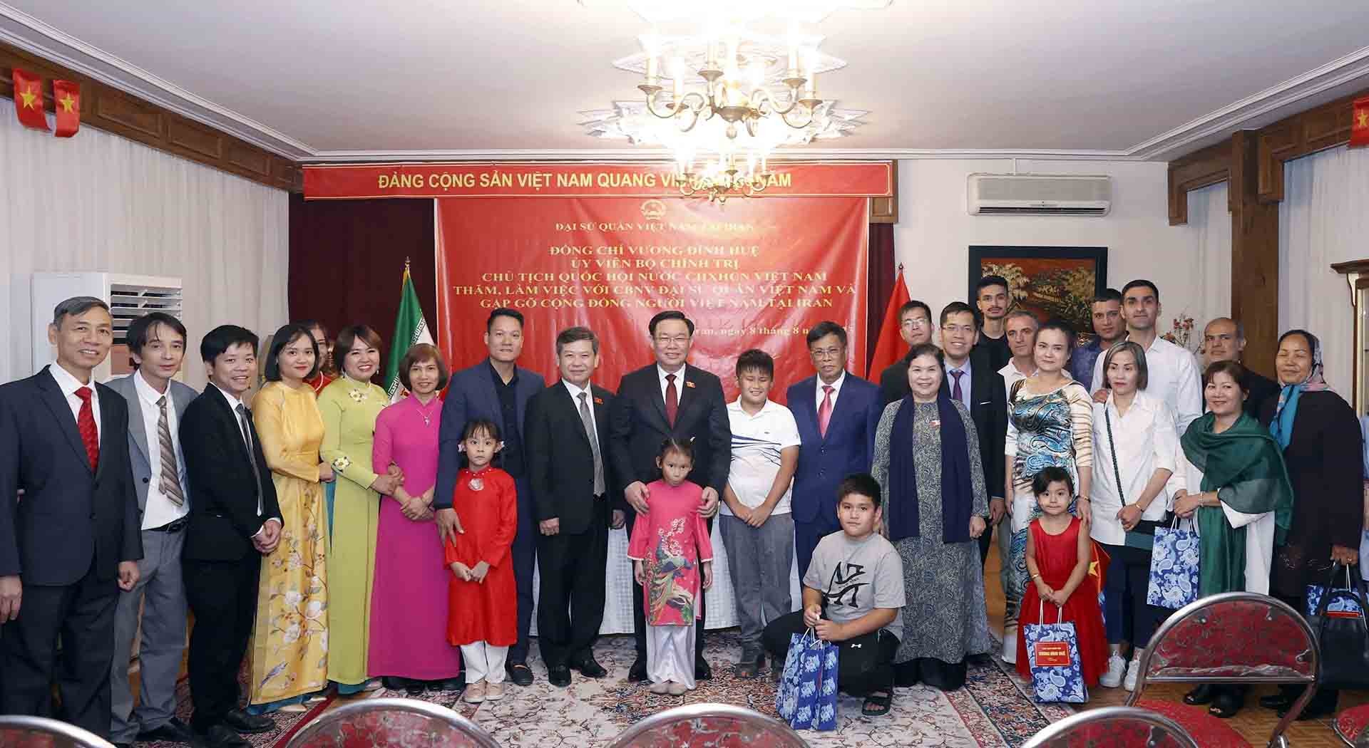 Chủ tịch Quốc hội Vương Đình Huệ thăm Đại sứ quán và gặp gỡ cộng đồng người Việt Nam tại Iran Chủ tịch Quốc hội Vương Đình Huệ thăm Đại sứ quán và gặp gỡ cộng đồng người Việt Nam tại Iran