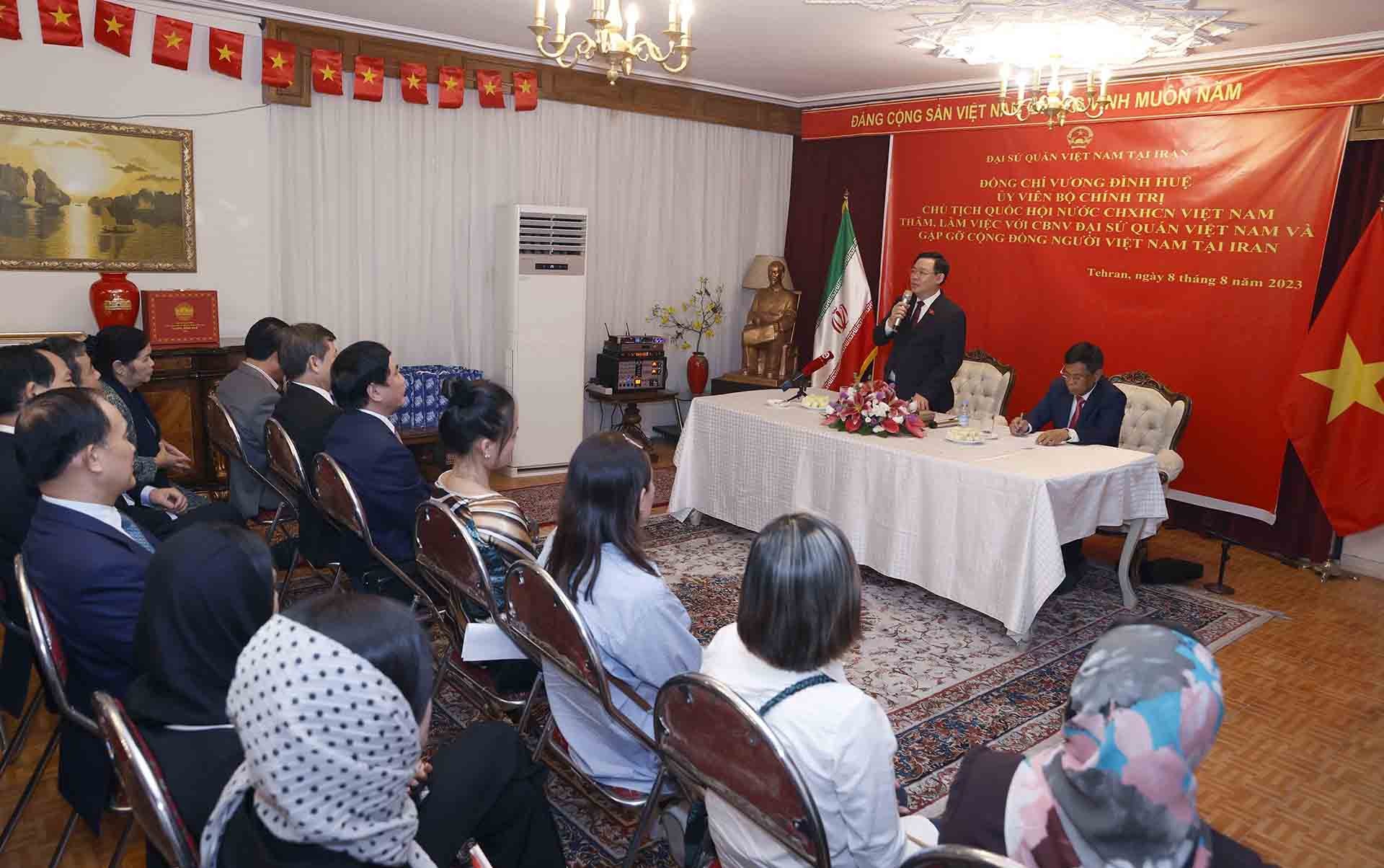 Chủ tịch Quốc hội Vương Đình Huệ thăm Đại sứ quán và gặp gỡ cộng đồng người Việt Nam tại Iran Chủ tịch Quốc hội Vương Đình Huệ thăm Đại sứ quán và gặp gỡ cộng đồng người Việt Nam tại Iran