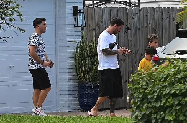 Lucas Saglia, bạn của Messi và là anh họ Antonela cũng tham gia chuyến đi chơi này. Lucas Saglia chính là người giới thiệu Messi và Antonela với nhau khi cả 3 mới là những cô, cậu nhóc. Anh họ Antonela từng là cầu thủ, đồng đội của Messi ở đội bóng thời niên thiếu, hiện là một HLV. 