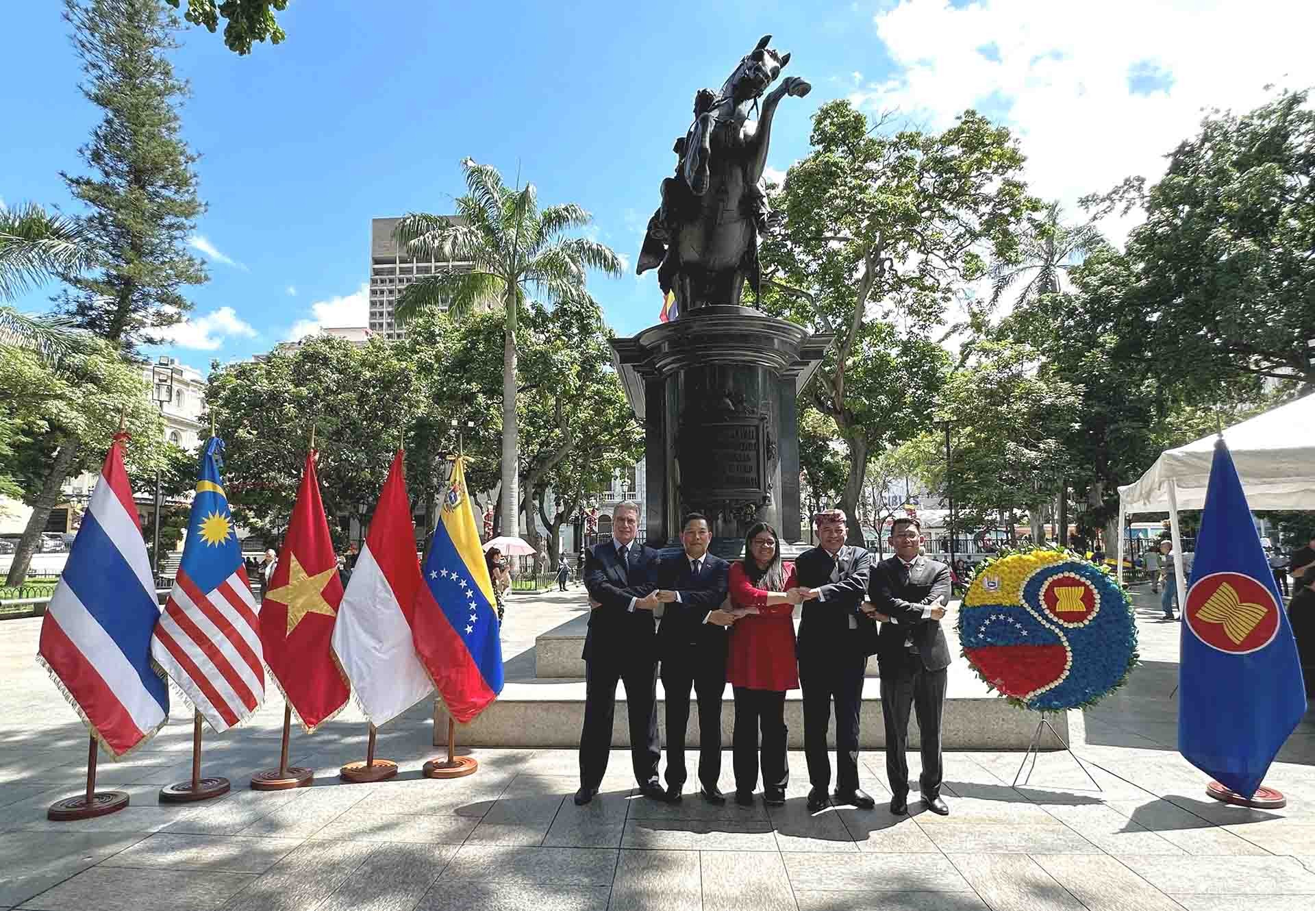 Các đại biểu chụp ảnh lưu niệm.