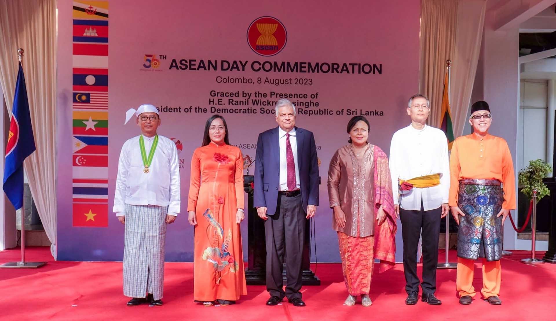 Đại sứ các nước ASEAN chụp ảnh cùng Tổng thống Sri Lanka Ranil Wickremesinghe. Đại sứ các nước ASEAN chụp ảnh cùng Tổng thống Sri Lanka Ranil Wickremesinghe.