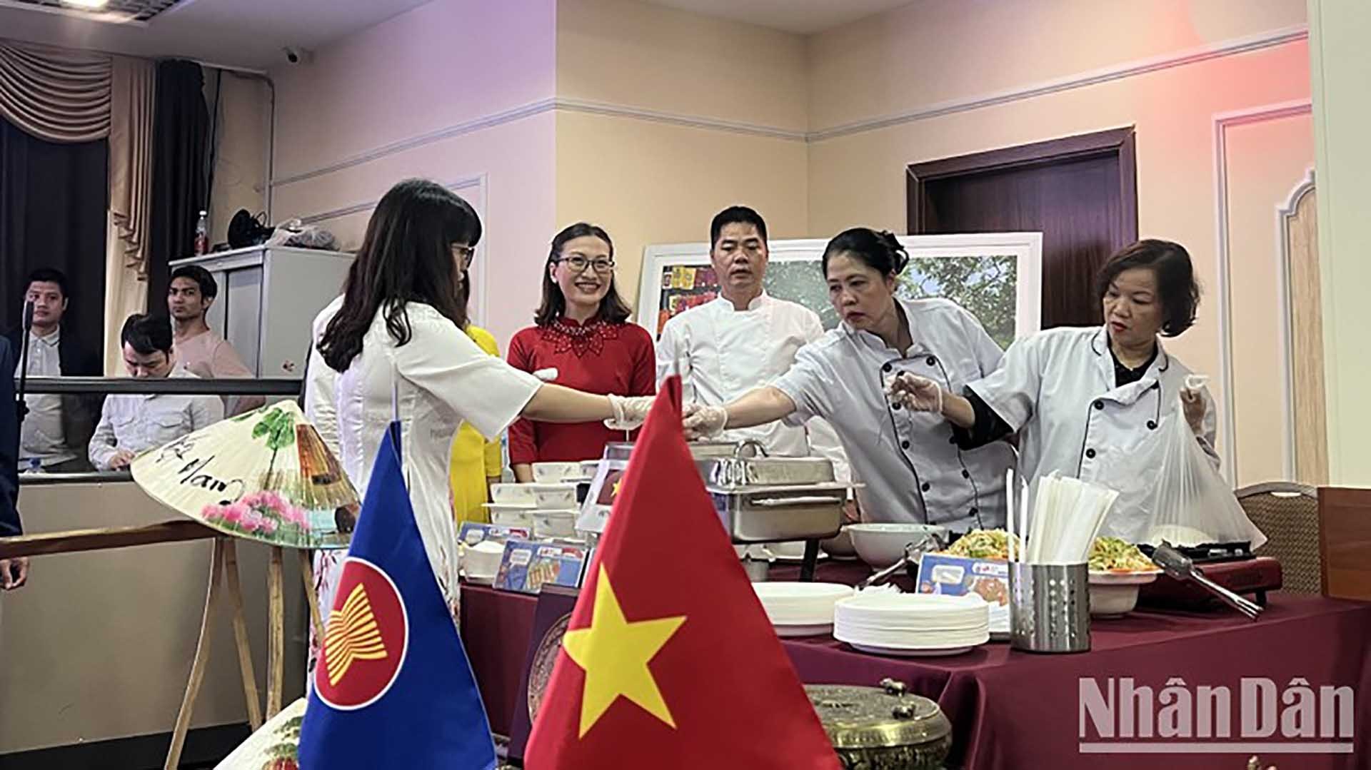 Gian hàng ẩm thực Việt Nam tại sự kiện. (Nguồn: nhandan.vn)