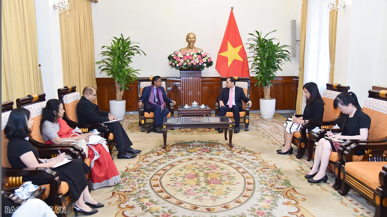 Bộ trưởng Ngoại giao Bùi Thanh Sơn tiếp tân Đại sứ Sri Lanka Sajeewa Umanga Mendis Bộ trưởng Ngoại giao Bùi Thanh Sơn tiếp tân Đại sứ Sri Lanka Sajeewa Umanga Mendis