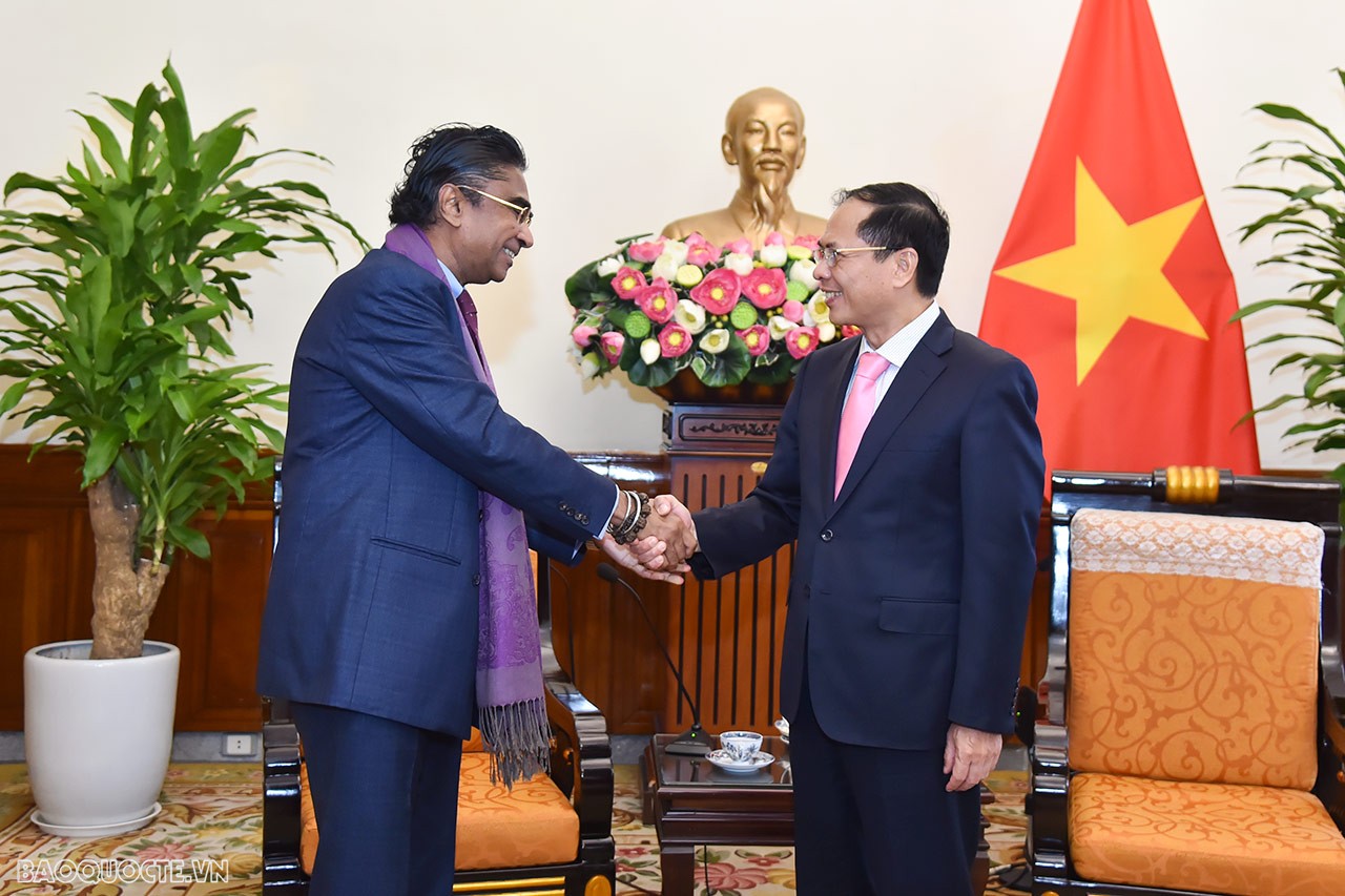 Ngày 9/8, tại Trụ sở Bộ, Bộ trưởng Ngoại giao Bùi Thanh Sơn đã tiếp Đại sứ Đặc mệnh Toàn quyền Sri Lanka Sajeewa Umanga Mendis đến chào xã giao nhân dịp nhận công tác nhiệm kỳ tại Việt Nam. (Ảnh: Tuấn Anh) Ngày 9/8, tại Trụ sở Bộ, Bộ trưởng Ngoại giao Bùi Thanh Sơn đã tiếp Đại sứ Đặc mệnh Toàn quyền Sri Lanka Sajeewa Umanga Mendis đến chào xã giao nhân dịp nhận công tác nhiệm kỳ tại Việt Nam. (Ảnh: Tuấn Anh)