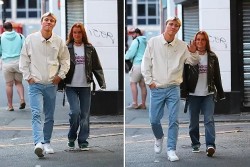 Tân binh MU Rasmus Hojlund dạo phố Manchester cùng bạn gái xinh đẹp