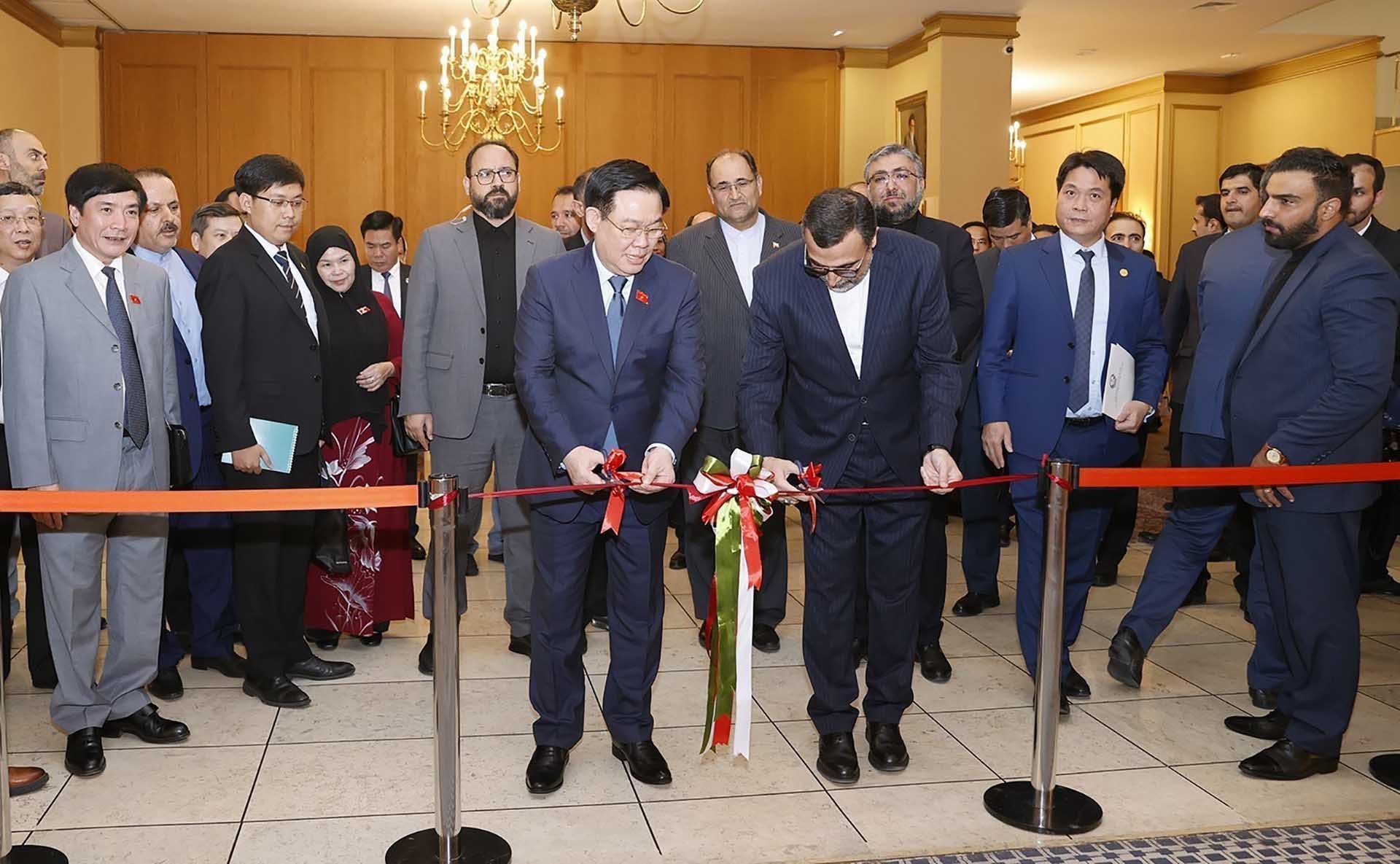 Chủ tịch Quốc hội Vương Đình Huệ cắt băng khai trương triển lãm sách, báo, ảnh về quan hệ song phương Việt Nam - Iran. (Nguồn: TTXVN) Chủ tịch Quốc hội Vương Đình Huệ cắt băng khai trương triển lãm sách, báo, ảnh về quan hệ song phương Việt Nam - Iran. (Nguồn: TTXVN)