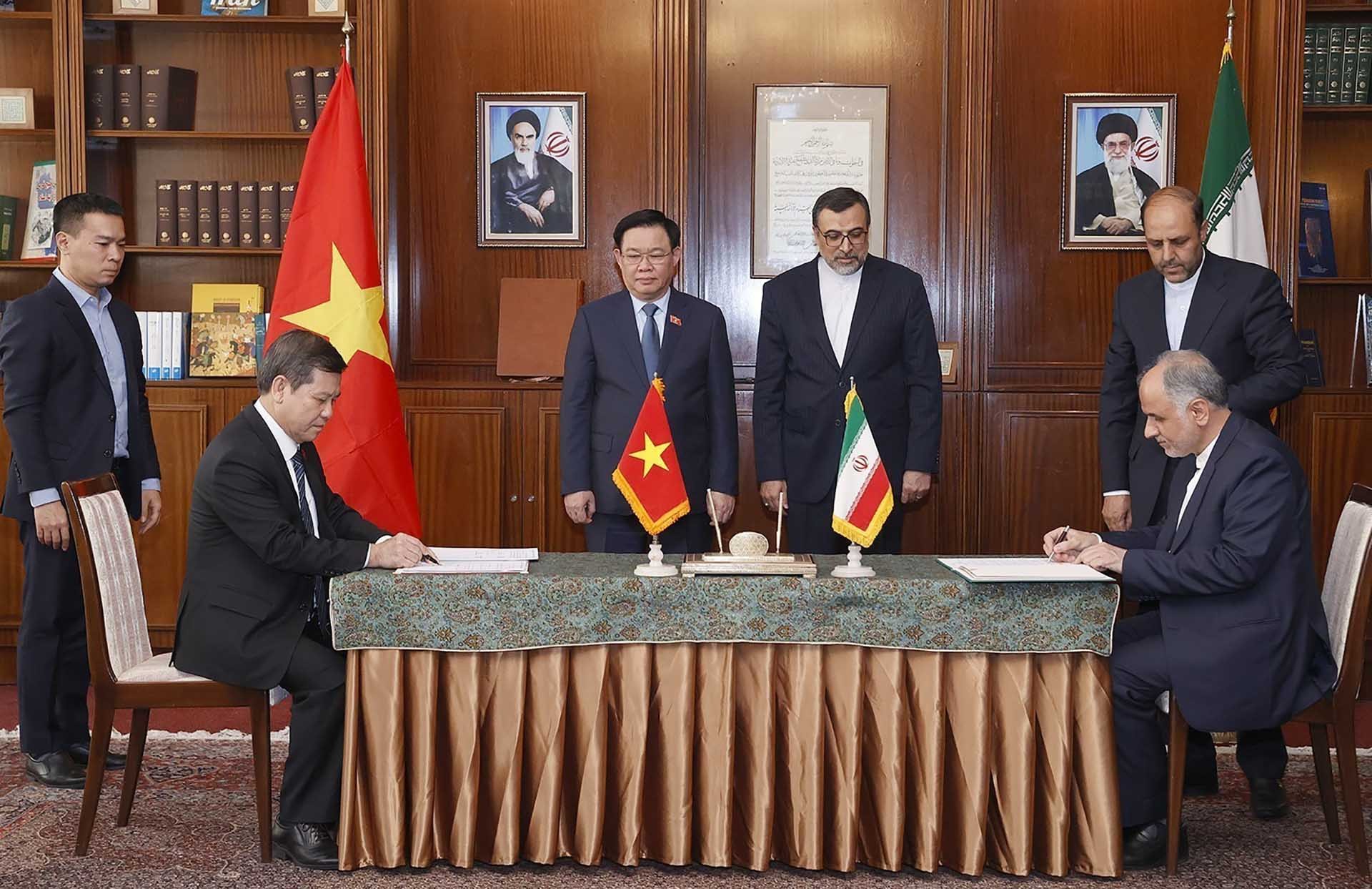 Chủ tịch Quốc hội Vương Đình Huệ chứng kiến lễ ký Hiệp định tương trợ tư pháp về hình sự giữa Viện Kiểm sát nhân dân tối cao Tối cao và Bộ Tư pháp Iran. (Nguồn: TTXVN) Chủ tịch Quốc hội Vương Đình Huệ chứng kiến lễ ký Hiệp định tương trợ tư pháp về hình sự giữa Viện Kiểm sát nhân dân tối cao Tối cao và Bộ Tư pháp Iran. (Nguồn: TTXVN)