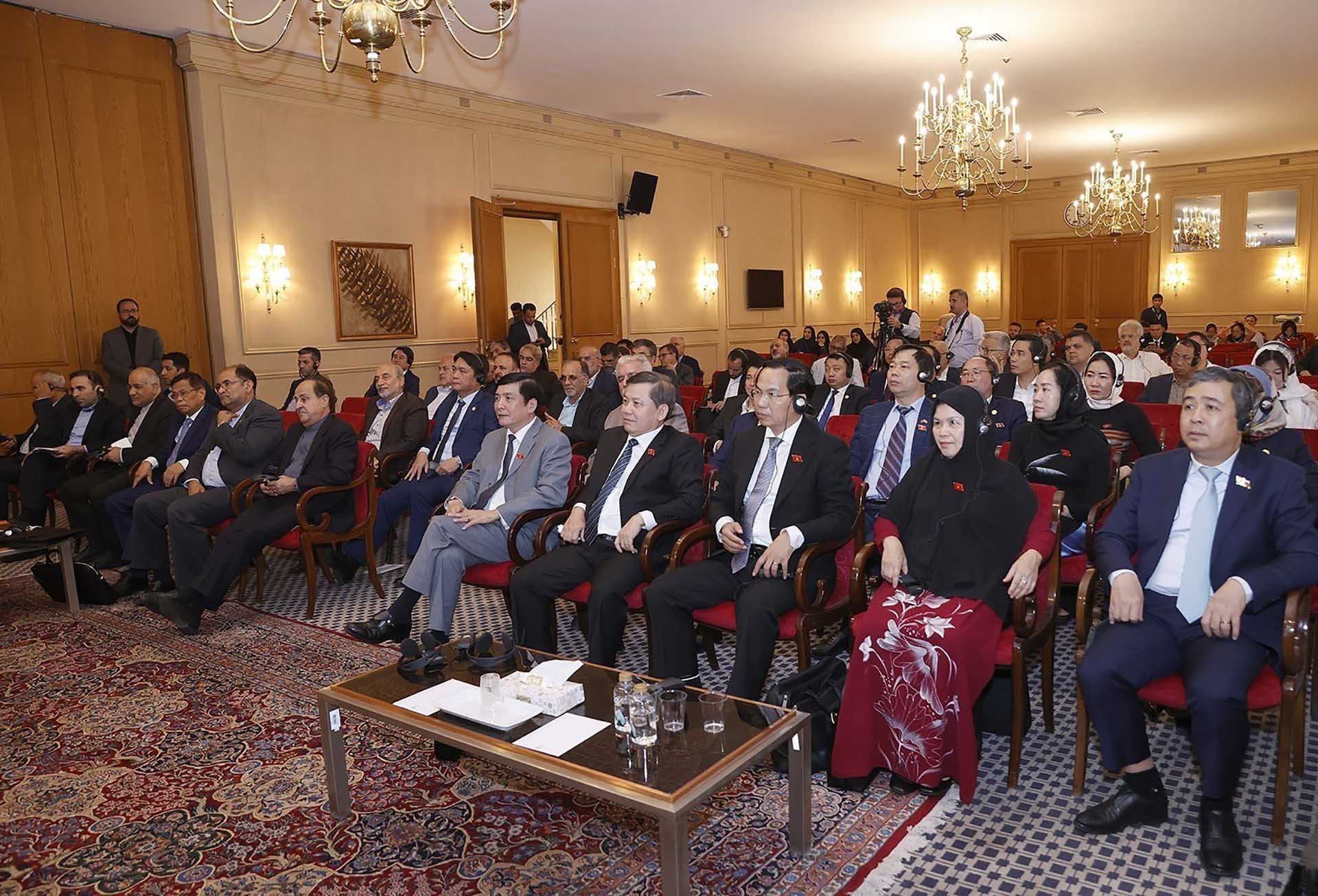 Các đại biểu dự chương trình. (Nguồn: TTXVN) Các đại biểu dự chương trình. (Nguồn: TTXVN)