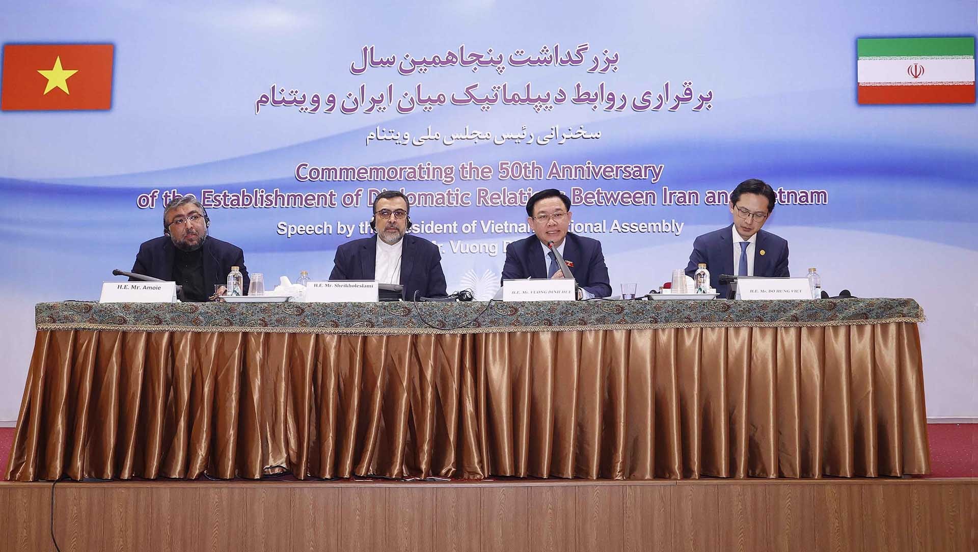 Chủ tịch Quốc hội Vương Đình Huệ trả lời các câu hỏi của đại biểu Iran. (Nguồn: TTXVN) Chủ tịch Quốc hội Vương Đình Huệ trả lời các câu hỏi của đại biểu Iran. (Nguồn: TTXVN)