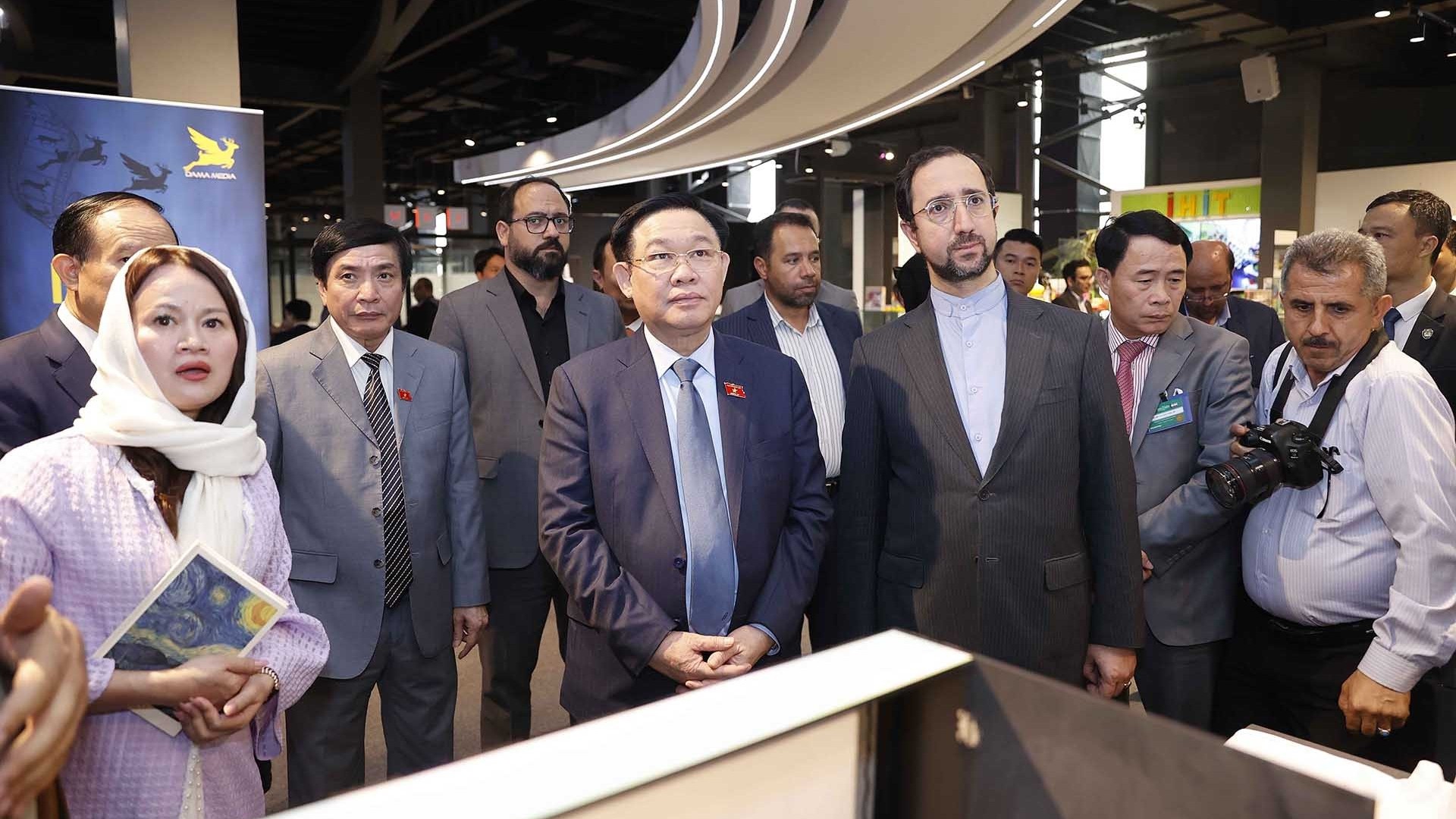 chu tich quoc hoi lam viec voi trung tam cong nghe va doi moi sang tao iran