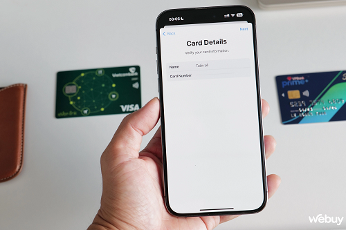 Nhưng nếu không có sẵn thẻ, có thể bấm vào mục nhập thông tin thẻ thủ công. Lúc này ví Apple Pay sẽ yêu cầu nhập tên chủ sở hữu thẻ, số thẻ trước tiên. Nhưng nếu không có sẵn thẻ, có thể bấm vào mục nhập thông tin thẻ thủ công. Lúc này ví Apple Pay sẽ yêu cầu nhập tên chủ sở hữu thẻ, số thẻ trước tiên.