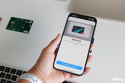 Mặc định Apple Pay sẽ khởi chạy camera để người dùng có thể quét thông tin thẻ trực tiếp một cách dễ dàng mà không cần phải nhập thêm bất cứ một thông tin gì. Mặc định Apple Pay sẽ khởi chạy camera để người dùng có thể quét thông tin thẻ trực tiếp một cách dễ dàng mà không cần phải nhập thêm bất cứ một thông tin gì.