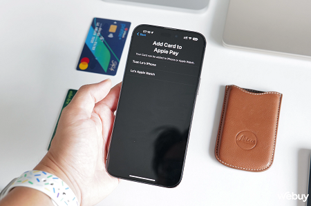 Sau đó lựa chọn thiết bị để thêm thẻ, trong trường hợp này chúng tôi có một chiếc iPhone và một chiếc Apple Watch hỗ trợ Apple Pay, có thể thêm cả 2 nếu muốn. Sau đó lựa chọn thiết bị để thêm thẻ, trong trường hợp này chúng tôi có một chiếc iPhone và một chiếc Apple Watch hỗ trợ Apple Pay, có thể thêm cả 2 nếu muốn.