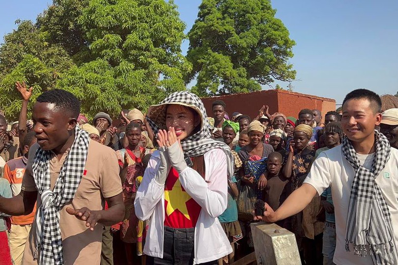 Những hình ảnh Hoa hậu Thùy Tiên và vlogger Quang Linh kết hợp làm thiện nguyện ở Angola và Việt Nam