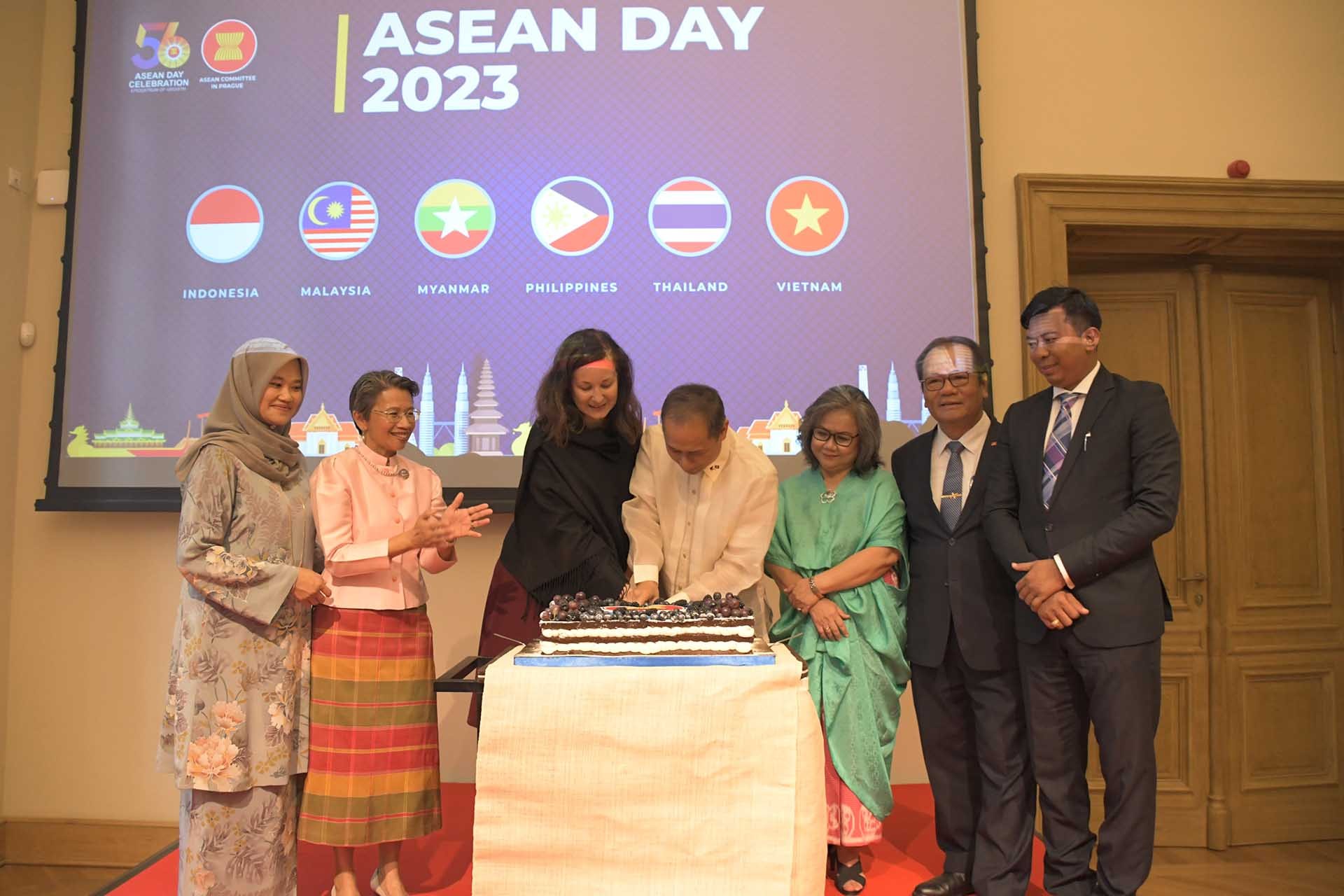 Đại sứ quán Việt Nam tại Czech tham dự lễ kỷ niệm 56 năm ngày thành lập ASEAN