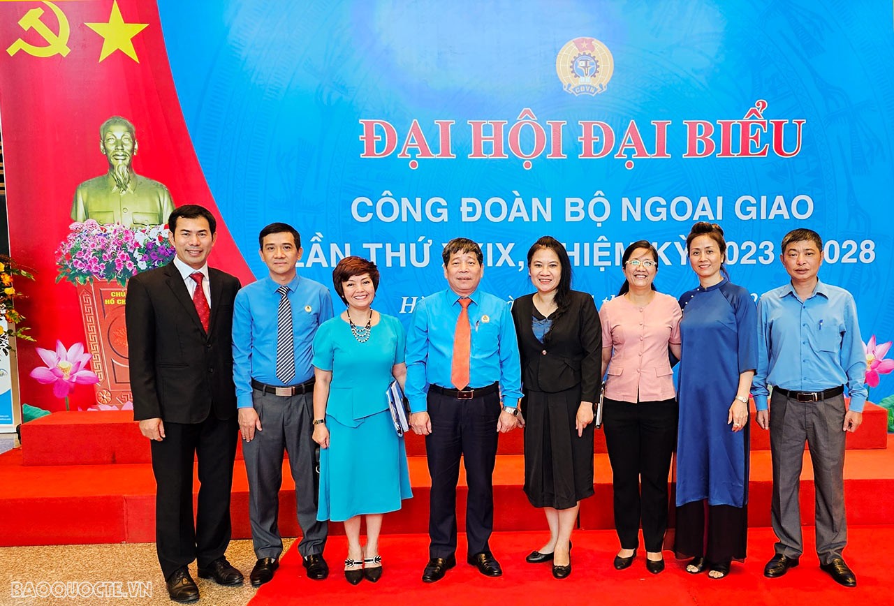 Công đoàn Viên chức VN và đại diện BCH Công đoàn Bộ chụp hình trước Đại hội. Khai mạc Đại hội đại biểu Công đoàn Bộ Ngoại giao lần thứ XXIX, nhiệm kỳ 2023-2028
