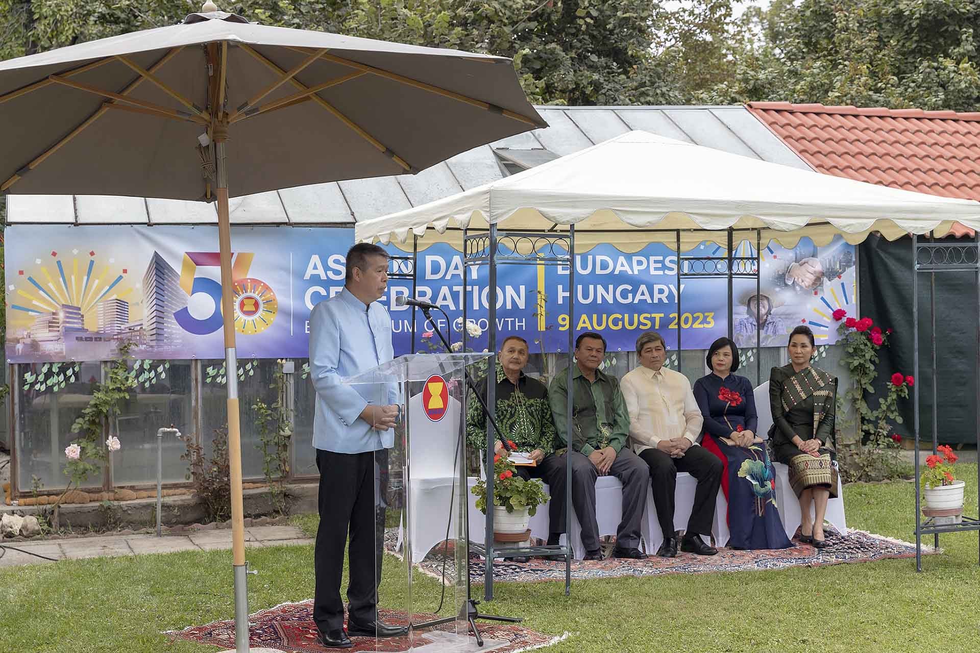 Đại sứ Thái Lan Nipon Petchpornprapas phát biểu chào mừng.