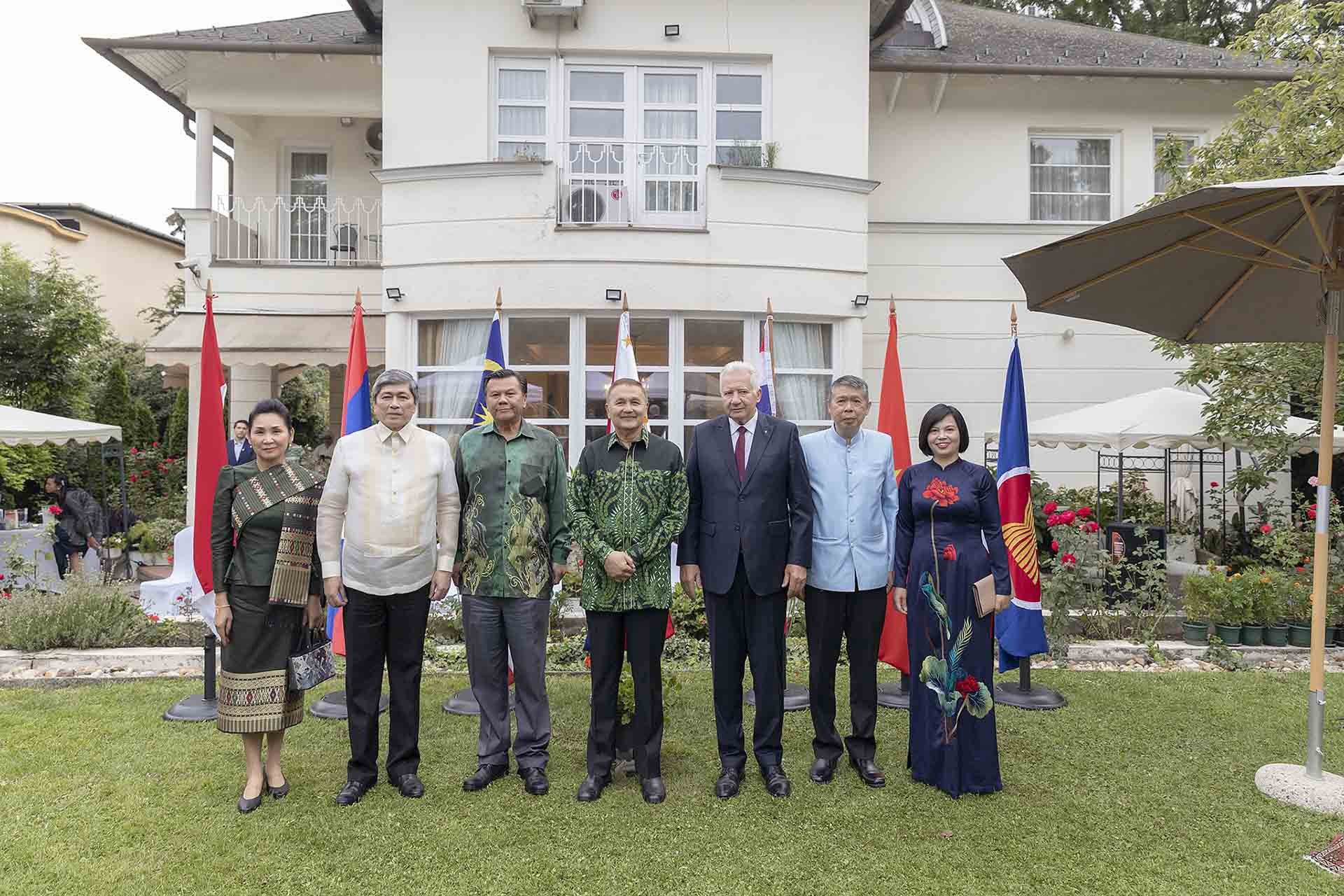 Phó Chủ tịch Quốc hội Hungary và các Đại sứ, Đại biện các nước ASEAN có cơ quan đại diện tại Budapest.