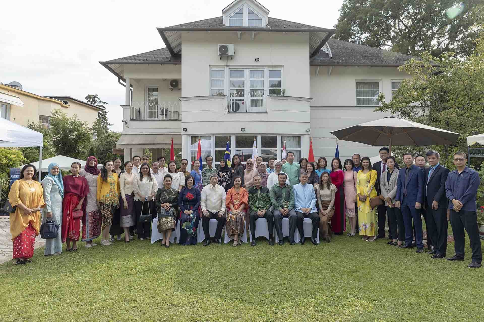 Cán bộ, nhân viên Đại sứ quán các nước thành viên ASEAN có cơ quan đại diện tại Budapest.