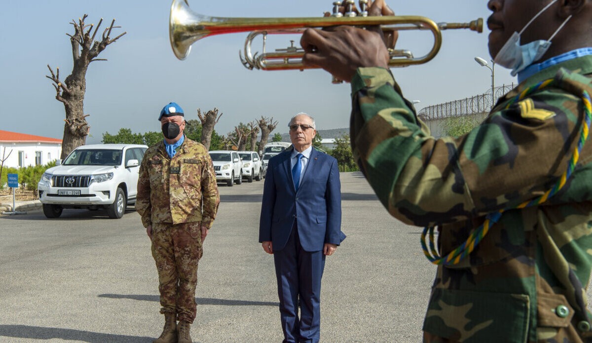 Xe của Bộ trưởng Quốc phòng Lebanon trúng đạn, ám sát hay ‘đạn lạc’? (Nguồn: IFP)