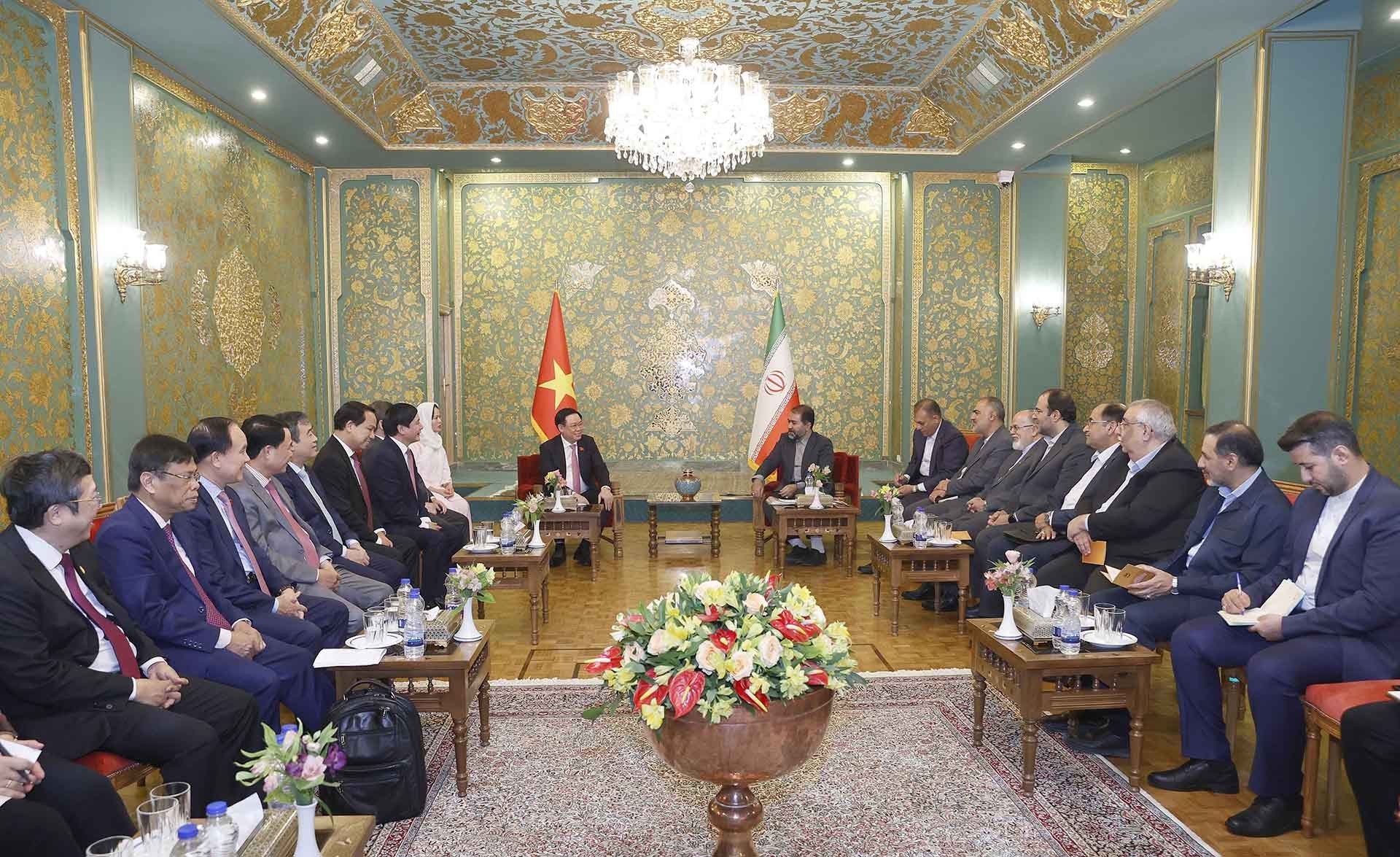 Chủ tịch Quốc hội Vương Đình Huệ tiếp Tỉnh trưởng Isfahan Reza Mortazavi. (Nguồn: TTXVN) Chủ tịch Quốc hội Vương Đình Huệ tiếp Tỉnh trưởng Isfahan Reza Mortazavi. (Nguồn: TTXVN)