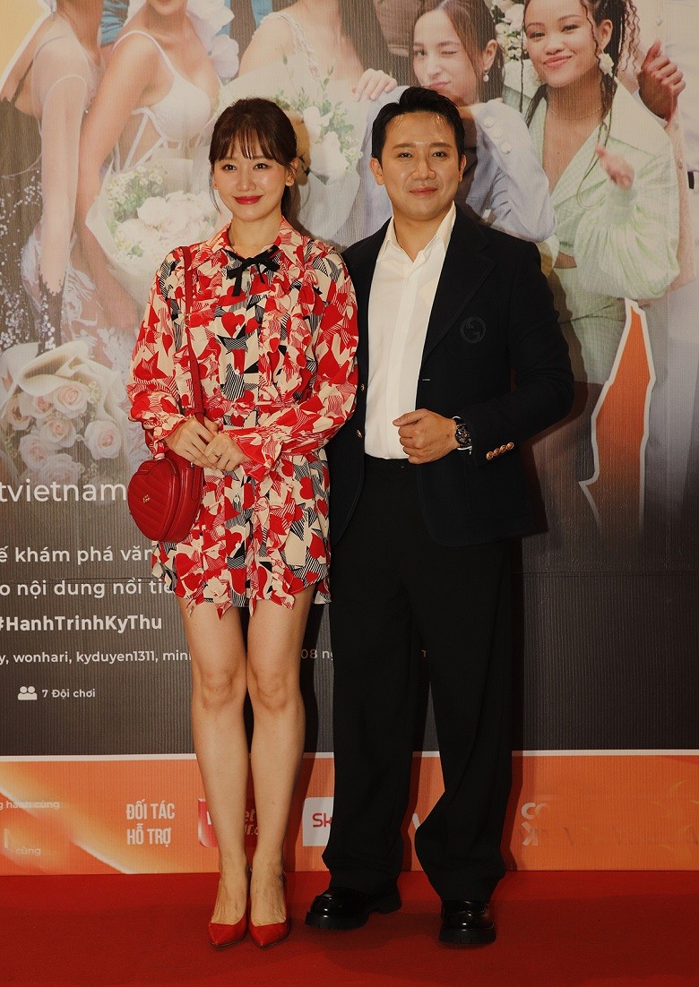 MC Trấn Thành diện suit, lộ vóc dáng tròn trịa hơn trước khi sánh đôi bà xã dự lễ ra mắt show thực tế MC Trấn Thành và dàn nghệ sĩ, người đẹp dự lễ ra mắt show thực tế Việt phát sóng khắp châu Á