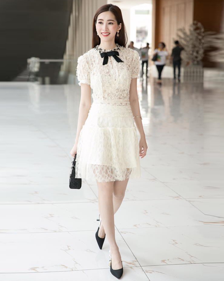 Mặc chiếc đầm có tông màu trung tính, bà mẹ hai con phối cùng túi Lady Dior màu đen và giày Dior sling-back đồng màu, hoàn thiện vẻ tối giản.