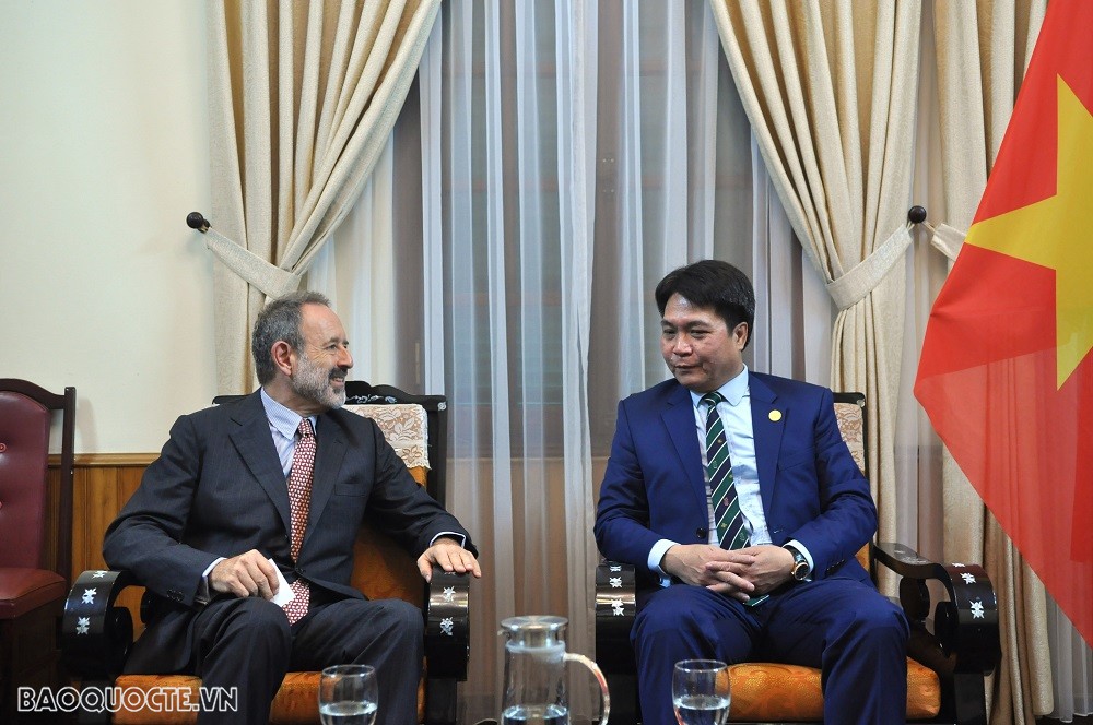 (08.11) Cục trưởng Cục Lễ tân Nhà nước, Đại sứ Nguyễn Việt Dũng (phải) tiếp nhận bản sao Ủy nhiệm thư, bổ nhiệm ông Marco della Seta làm Đại sứ Italy tại Việt Nam. (Ảnh: Minh Quân) (08.11) Cục trưởng Cục Lễ tân Nhà nước, Đại sứ Nguyễn Việt Dũng (phải) tiếp nhận bản sao Ủy nhiệm thư, bổ nhiệm ông Marco della Seta làm Đại sứ Italy tại Việt Nam. (Ảnh: Minh Quân)