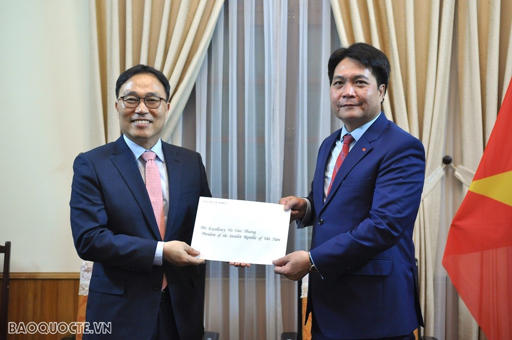 (08.11) Cục trưởng Cục Lễ tân Nhà nước, Đại sứ Nguyễn Việt Dũng (phải) tiếp nhận bản sao Ủy nhiệm thư, bổ nhiệm ông Choi Young Sam làm Đại sứ Hàn Quốc tại Việt Nam. (Ảnh: Minh Quân) (08.11) Cục trưởng Cục Lễ tân Nhà nước, Đại sứ Nguyễn Việt Dũng (phải) tiếp nhận bản sao Ủy nhiệm thư, bổ nhiệm ông Choi Young Sam làm Đại sứ Hàn Quốc tại Việt Nam. (Ảnh: Minh Quân)