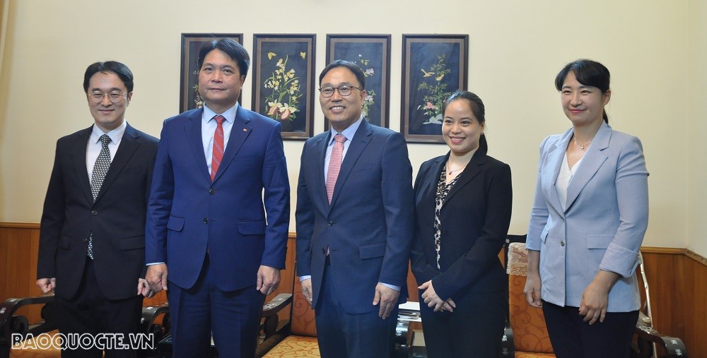 (08.11) Cục trưởng Cục Lễ tân Nhà nước, Đại sứ Nguyễn Việt Dũng chụp ảnh cùng Đại sứ Choi Young Sam và đoàn. (Ảnh: Minh Quân) (08.11) Cục trưởng Cục Lễ tân Nhà nước, Đại sứ Nguyễn Việt Dũng chụp ảnh cùng Đại sứ Choi Young Sam và đoàn. (Ảnh: Minh Quân)