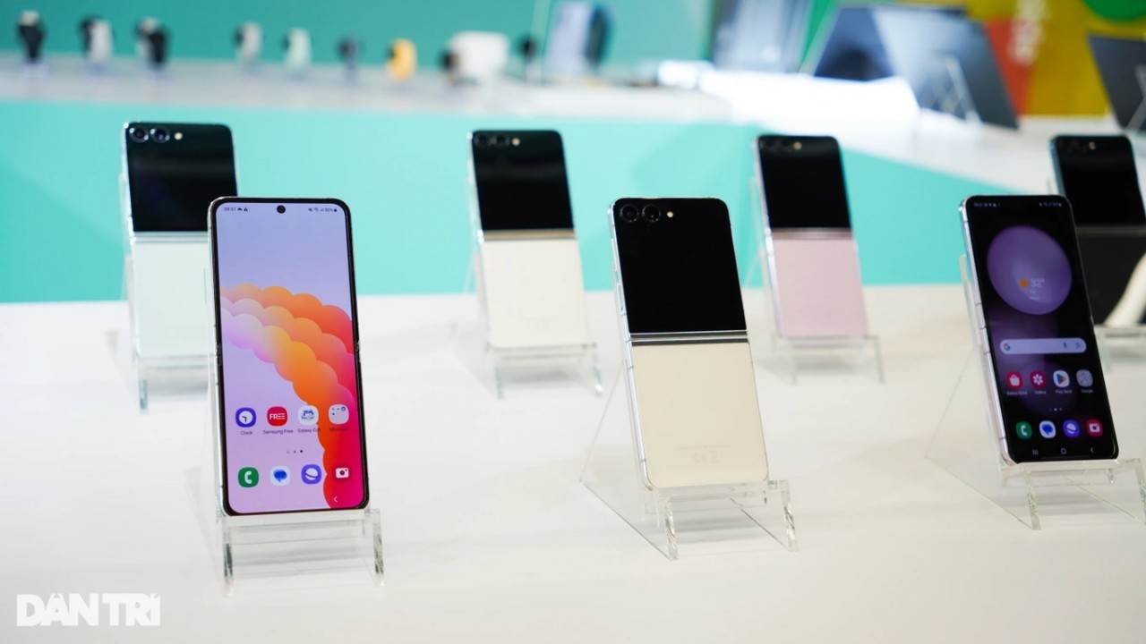 Galaxy Z Flip5 là sản phẩm nhận được nhiều sự quan tâm từ người dùng hơn (Ảnh: Thế Anh). Galaxy Z Flip5 là sản phẩm nhận được nhiều sự quan tâm từ người dùng hơn (Ảnh: Thế Anh).
