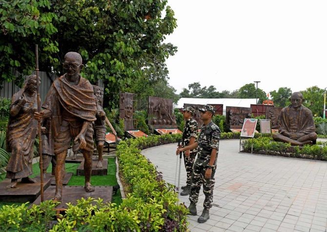 Trải rộng trên diện tích 18.200 m2, Công viên Shaheedi ẽ mang đến cho khách tham quan cái nhìn thoáng qua về lịch sử Ấn Độ thời cổ đại, trung cổ và hiện đại thông qua các đồ tạo tác được dựng lên ở khắp nơi.