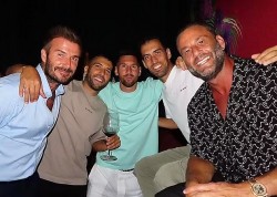 Vợ chồng Messi ăn mừng cùng David Beckham...