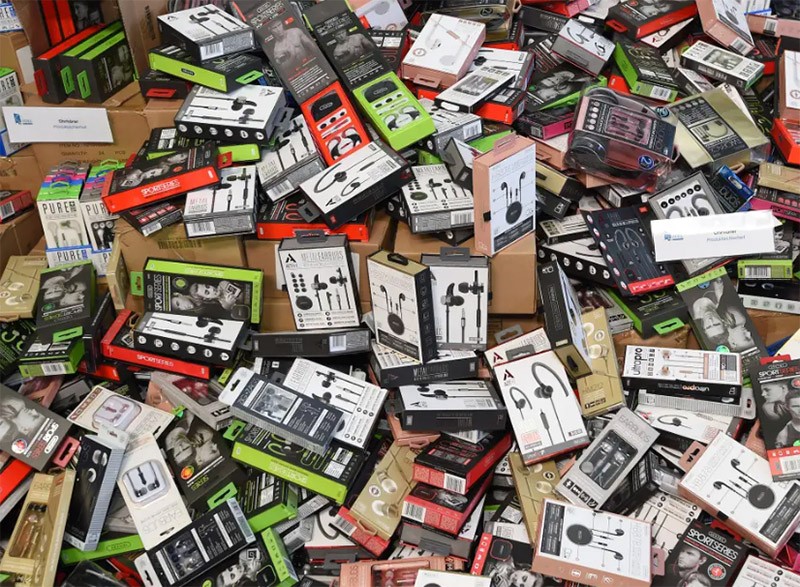 Các gói nút tai và tai nghe giả bị hải quan Đức phát hiện trong container vào năm 2019