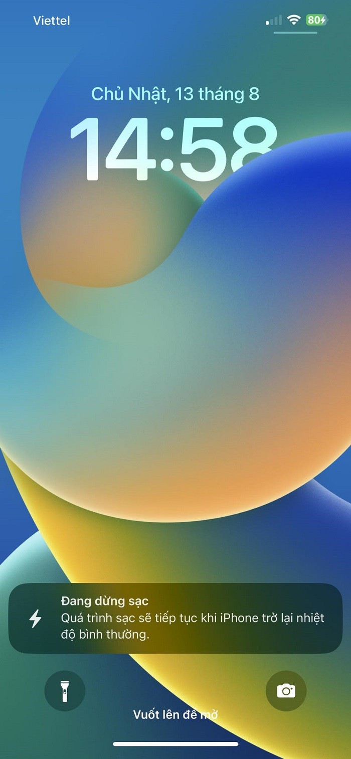 Tính năng bảo vệ pin khi sạc (Optimized Battery Charging) trên iPhone sẽ tự nhận diện khi điện thoại của bạn đang quá nóng để ngắt điện. Tính năng bảo vệ pin khi sạc (Optimized Battery Charging) trên iPhone sẽ tự nhận diện khi điện thoại của bạn đang quá nóng để ngắt điện.