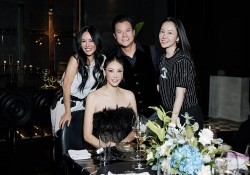 Sao Việt: Quang Dũng hội ngộ Hà Kiều Anh, Hồng Nhung; Hoa hậu Lương Thùy Linh ngọt ngào xuống phố Sao Việt: Quang Dũng hội ngộ Hà Kiều Anh, Hồng Nhung; Hoa hậu Lương Thùy Linh ngọt ngào xuống phố