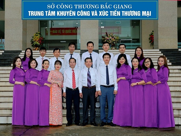 Tập thể cán bộ Trung tâm Khuyến công và xúc tiến thương mại tỉnh Bắc Giang. (Nguồn: TTKC Bắc Giang) Tập thể cán bộ Trung tâm Khuyến công và xúc tiến thương mại tỉnh Bắc Giang. (Nguồn: TTKC Bắc Giang)