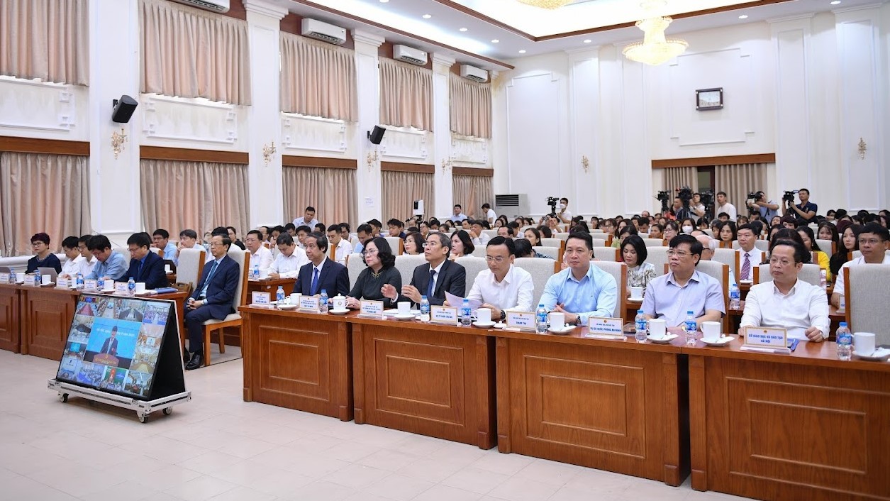 Đối thoại của Bộ trưởng GD&ĐT với giáo viên: Nóng vấn đề chế độ chính sách và mức lương nhà giáo Đối thoại của Bộ trưởng GD&ĐT với giáo viên: Nóng vấn đề chế độ chính sách và mức lương nhà giáo