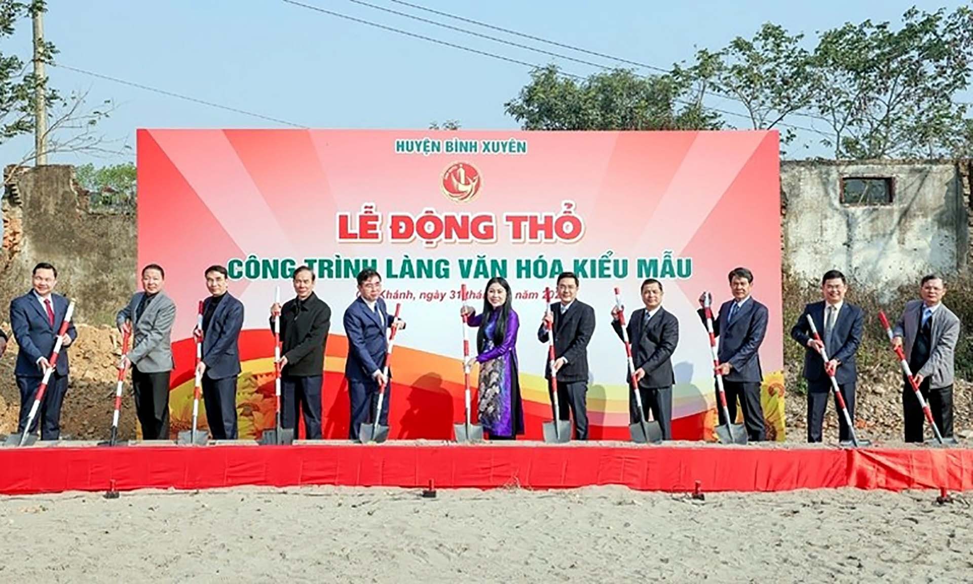 Huyện Bình Xuyên động thổ khởi công xây dựng công trình Làng văn hóa kiểu mẫu tổ dân phố Tam Quang, thị trấn Gia Khánh ngày 31/1. (Nguồn: Báo Xây dựng) Huyện Bình Xuyên động thổ khởi công xây dựng công trình Làng văn hóa kiểu mẫu tổ dân phố Tam Quang, thị trấn Gia Khánh ngày 31/1. (Nguồn: Báo Xây dựng)