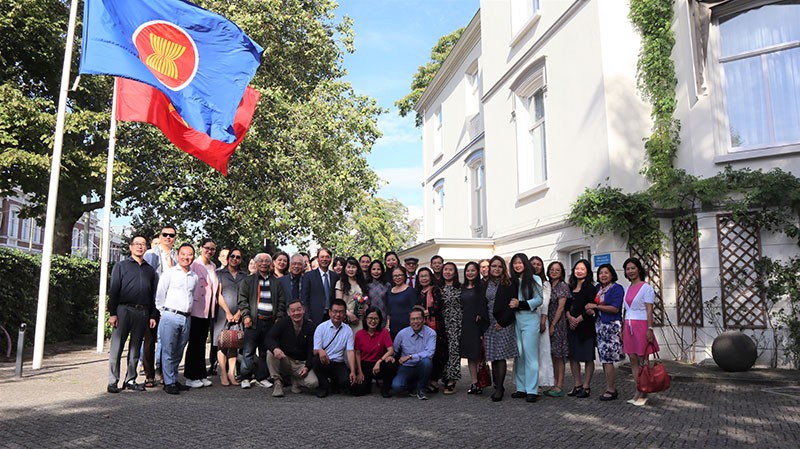 Các đại biểu chụp ảnh lưu niệm.