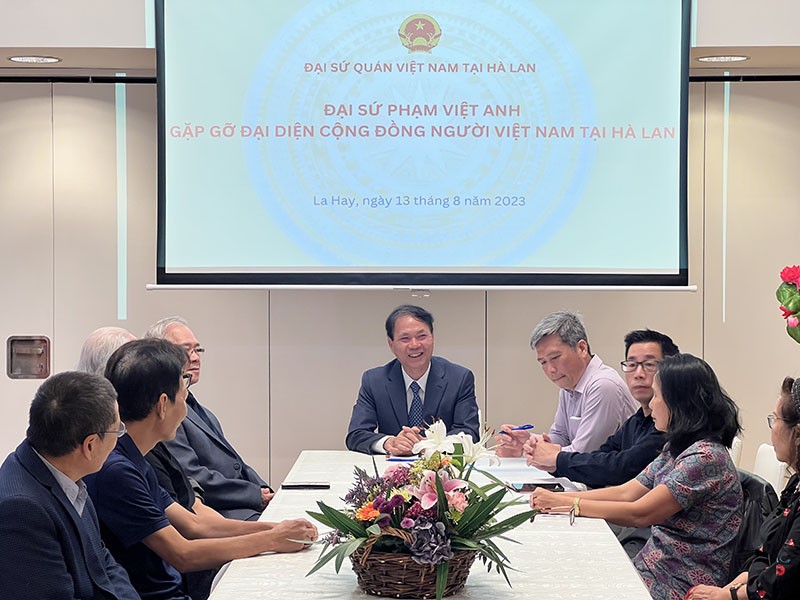 Đại sứ Phạm Việt Anh phát biểu tại buổi gặp mặt.