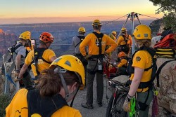 Mỹ: Cậu bé 13 tuổi may mắn sống sót sau khi rơi xuống vực sâu gần 30m