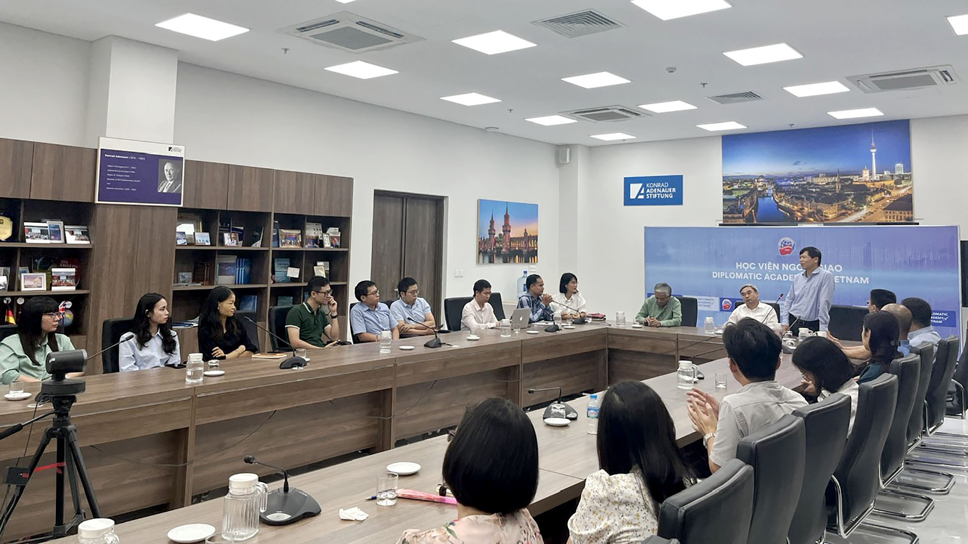 Đại sứ Đặng Đình Quý chia sẻ tại buổi tổng kết.